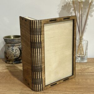 Ramka na zdjęcie w kształcie książki z sekretnikiem